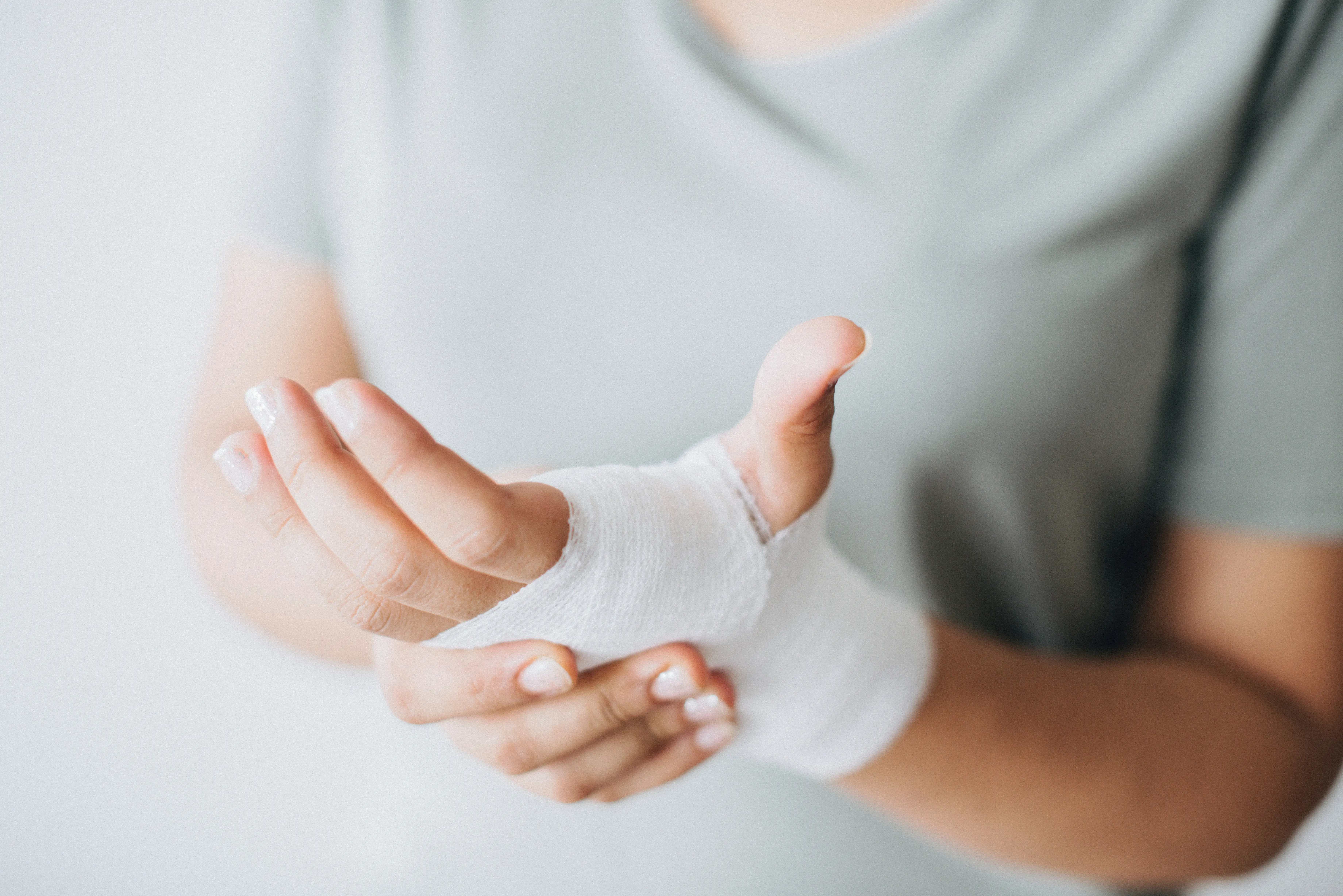 bandage-close-up-hands-1571172
